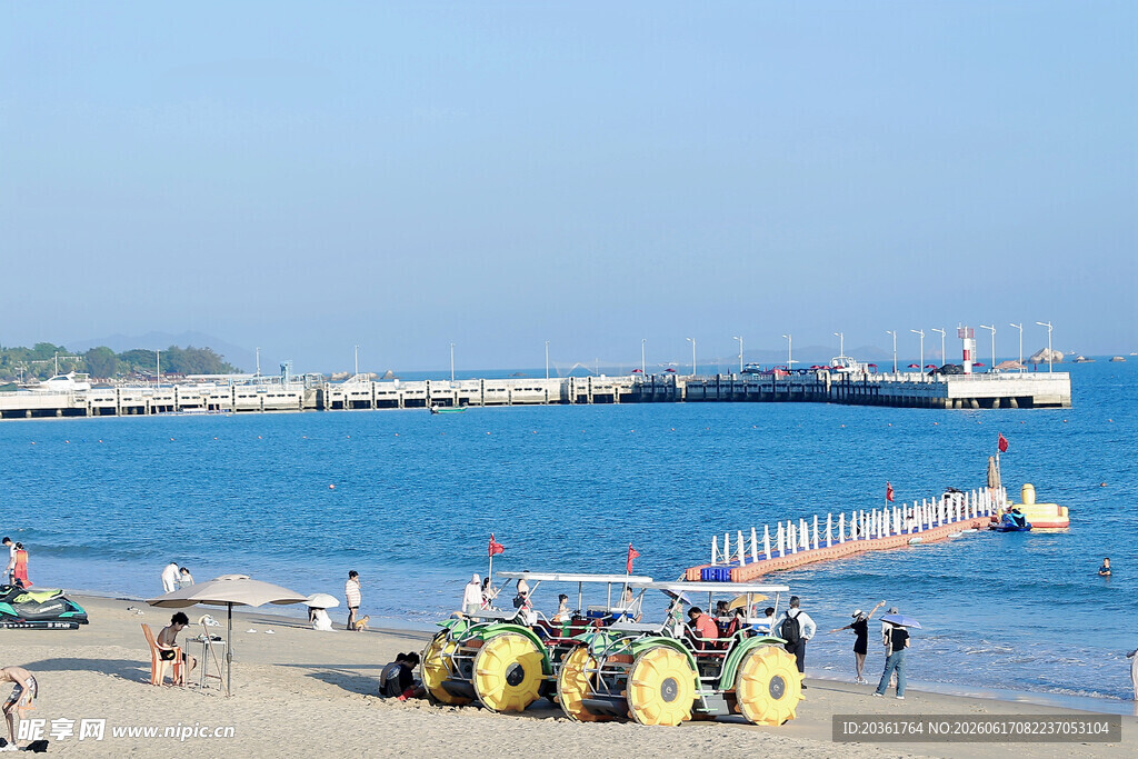 海滨沙滩码头热闹场景