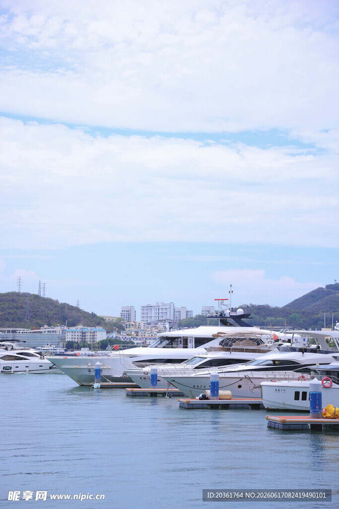 海港停泊的豪华游艇