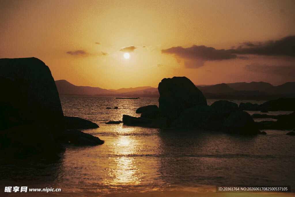 夕阳下的海边礁石美景