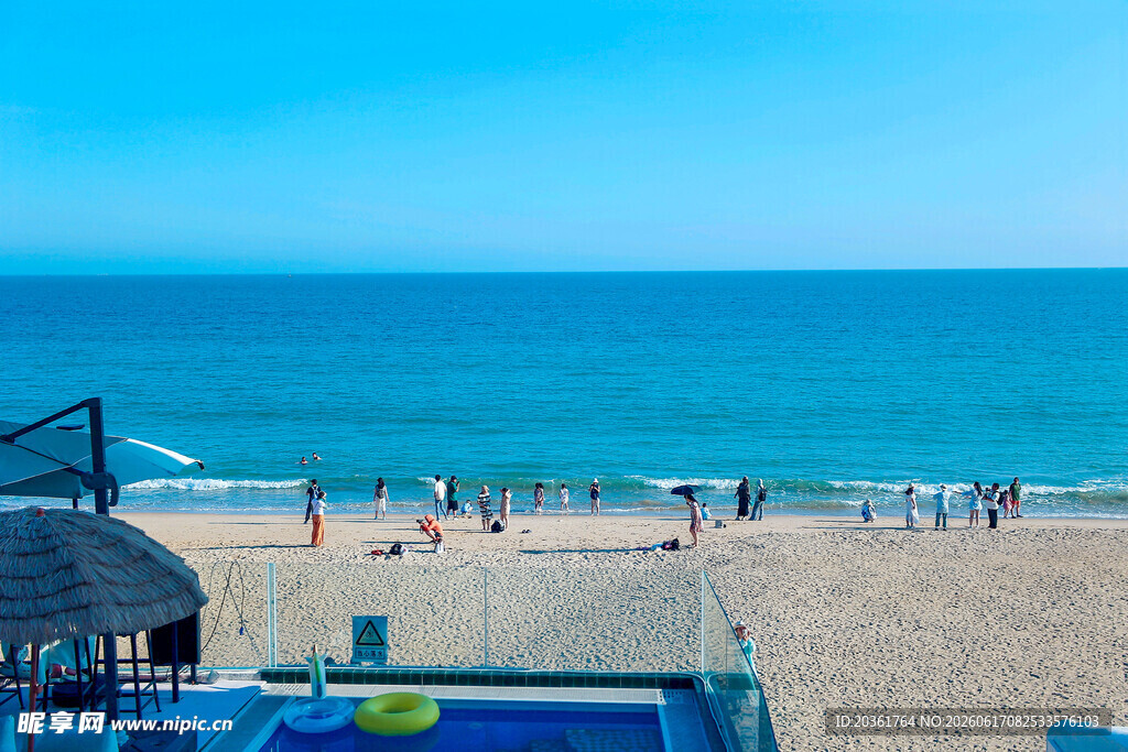 阳光沙滩上的海滨休闲场景