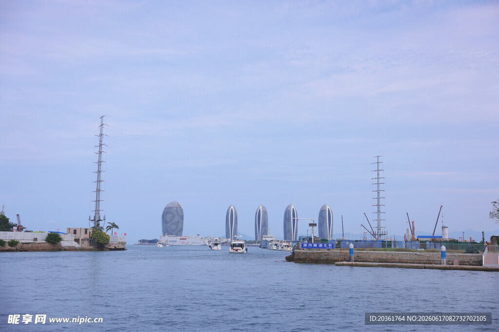 河畔城市天际线风景