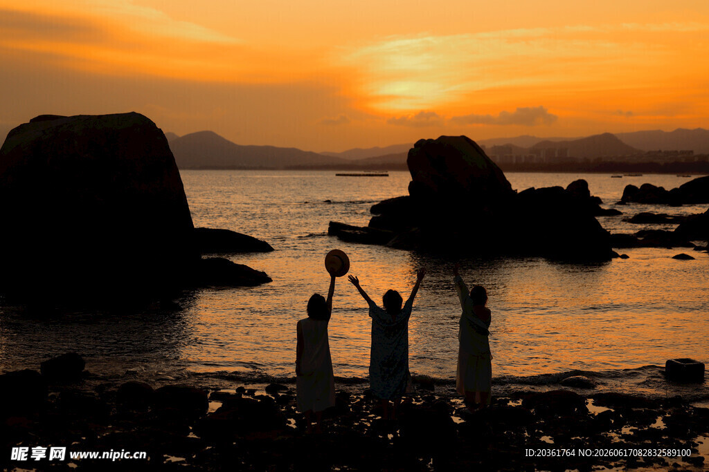 夕阳下海边的温馨亲子时光
