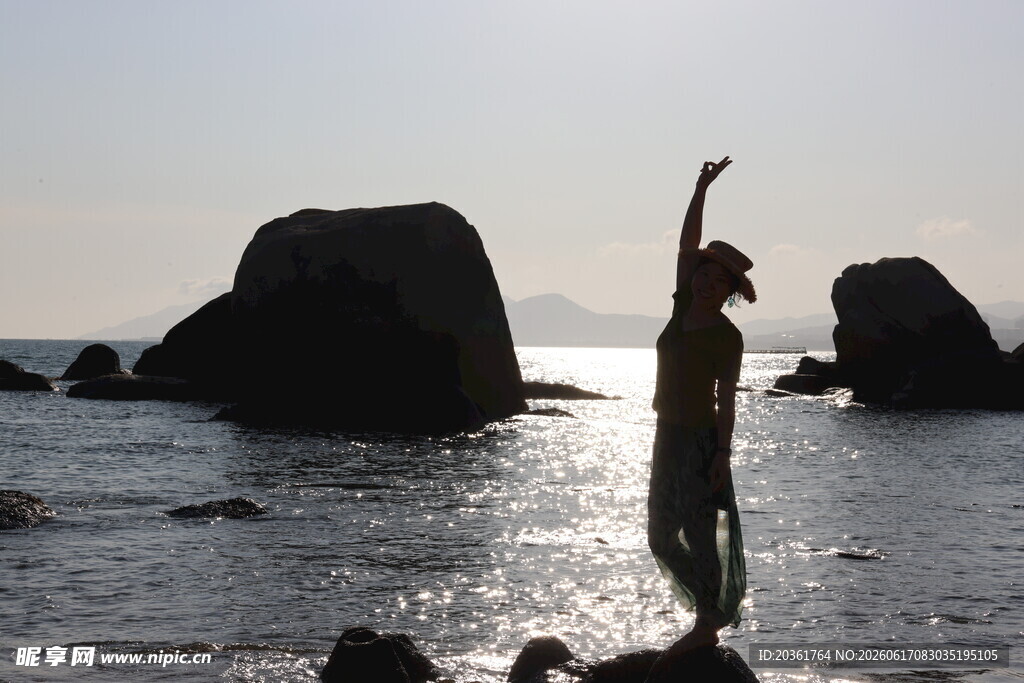 海边女子逆光伸展身姿