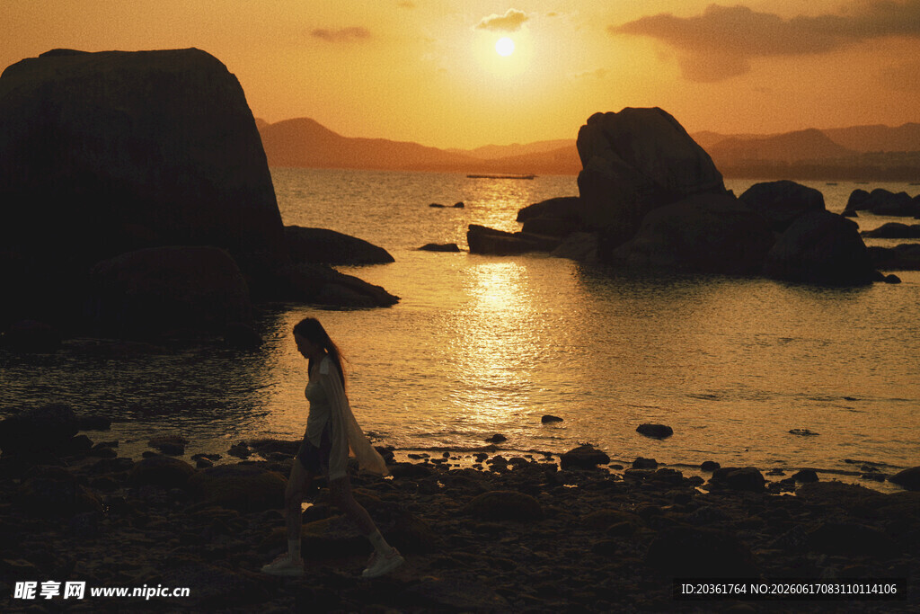 夕阳下海边的孤独身影