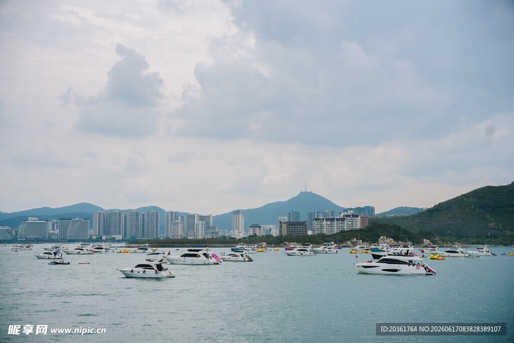海滨停泊众多船只美景