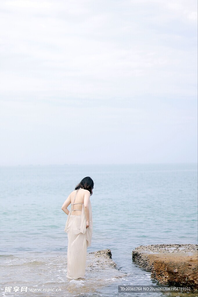 海边白衣女子的静谧时刻