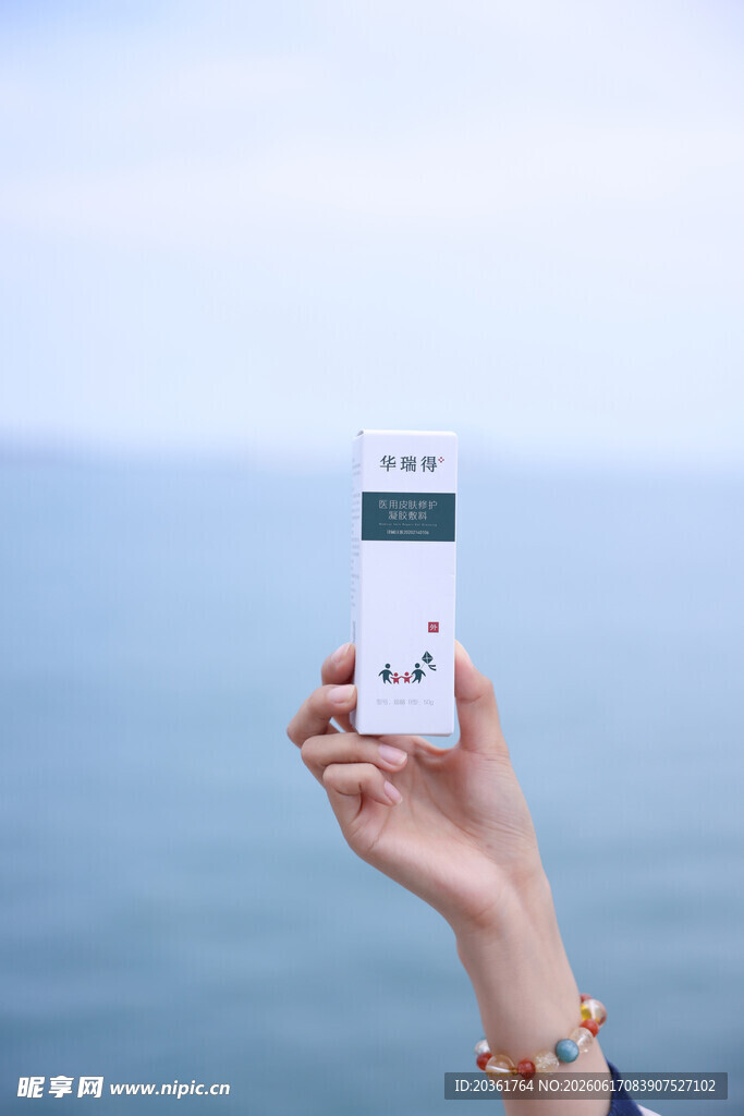 手持卡片于海边的惬意时刻