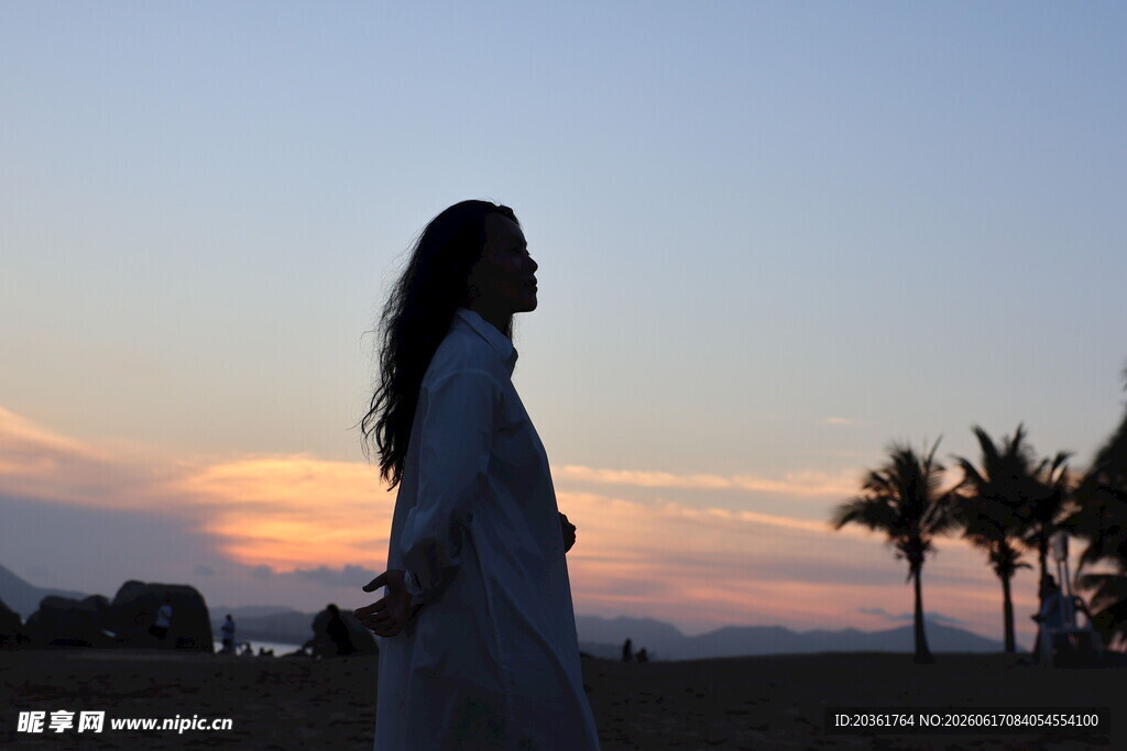 夕阳下的女子剪影
