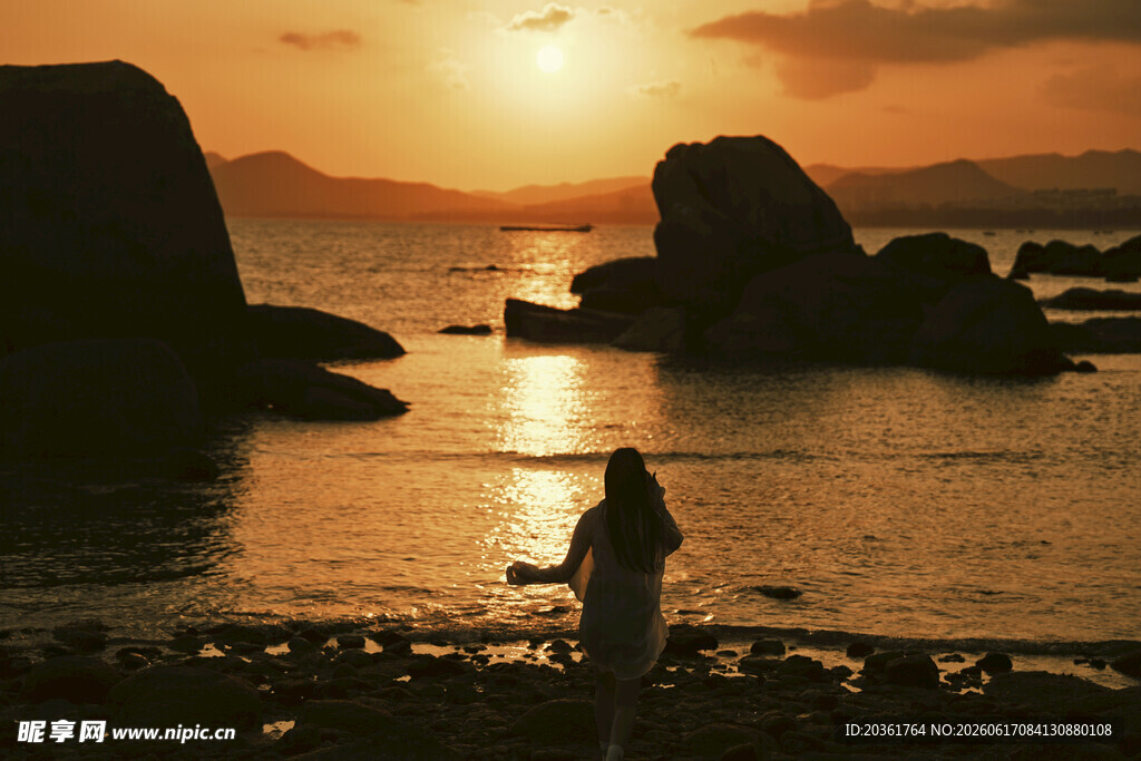 夕阳下海边独钓的身影