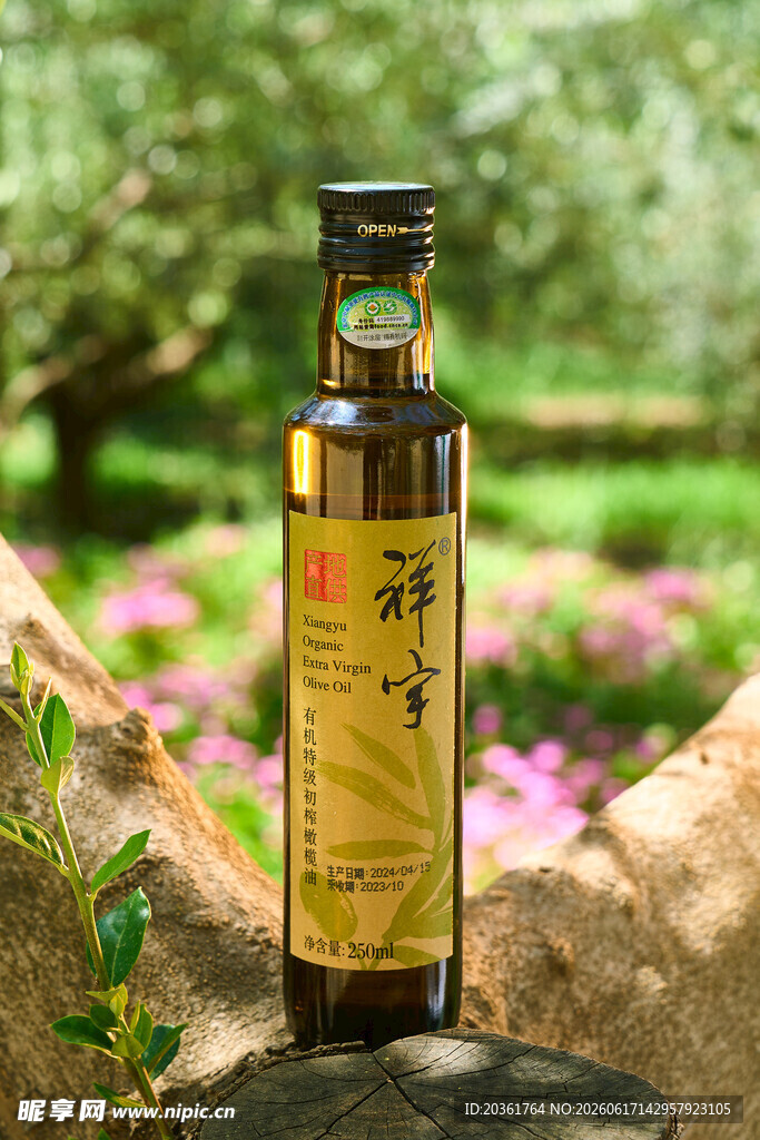 户外展示的特色瓶装植物油