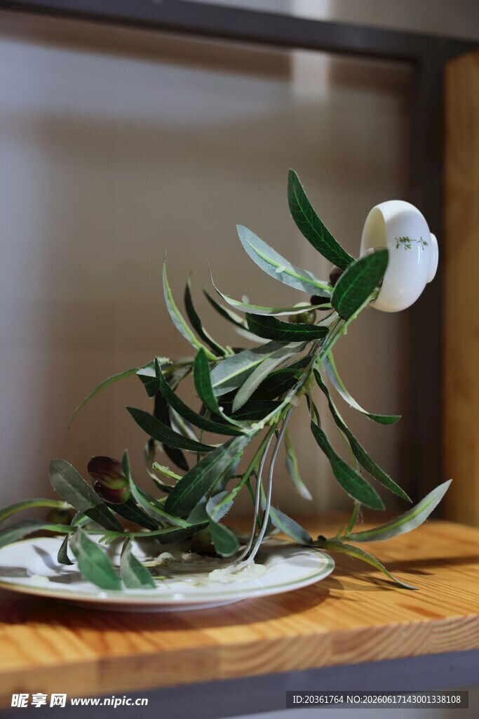 白色花朵配绿枝摆件
