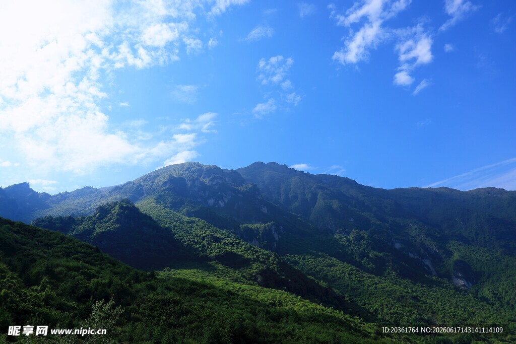 蓝天白云下的翠绿山峦