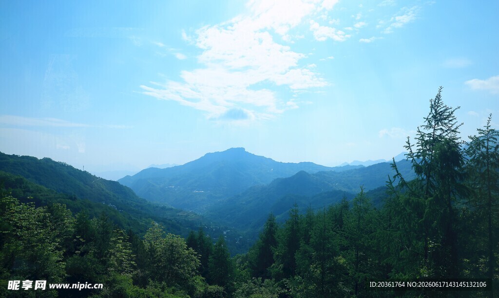 山林间的秀丽蓝天景色