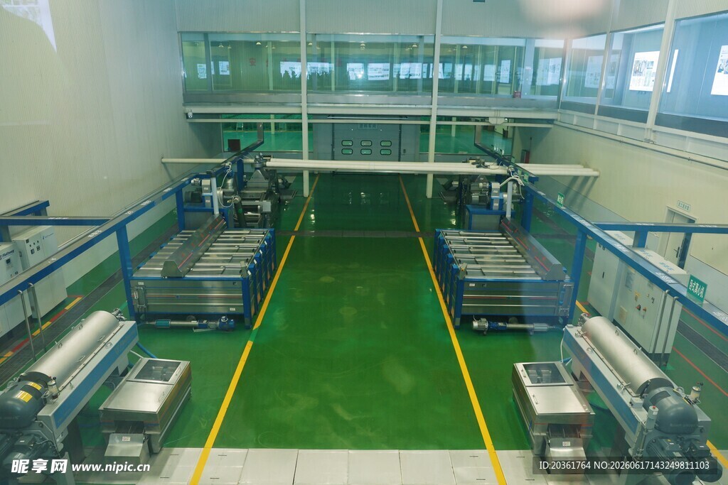 现代化工厂内部生产线场景