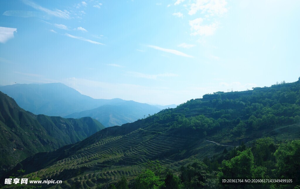 青山蓝天间的秀丽山景