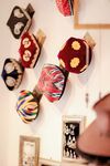 多彩手工织物装饰品展示