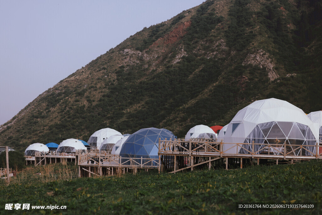 山间草地的特色球形帐篷