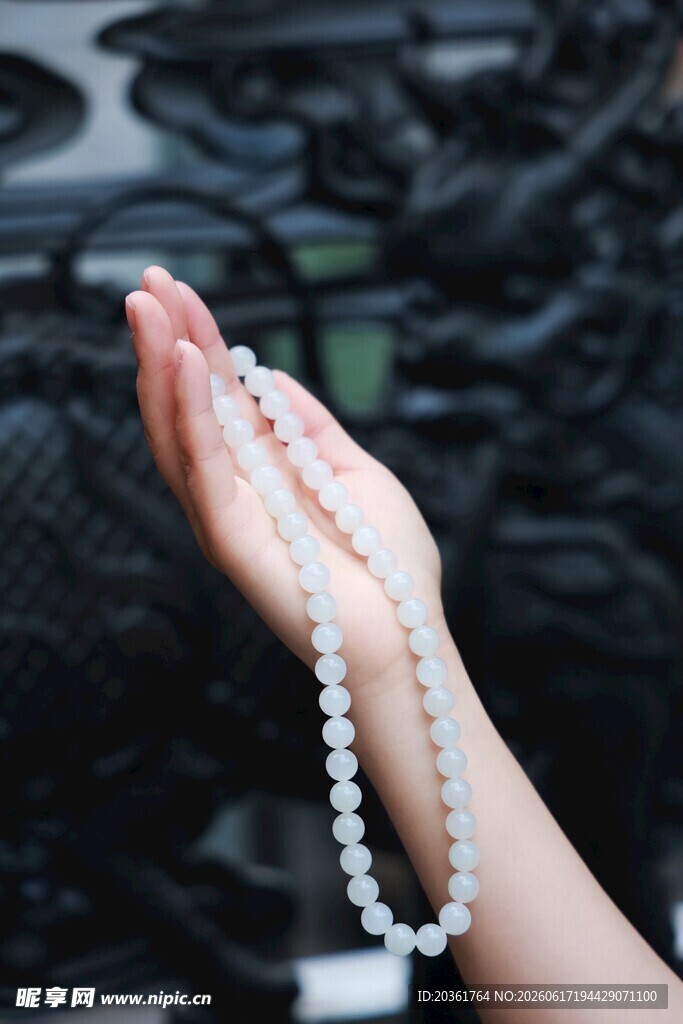 手托晶莹珍珠项链