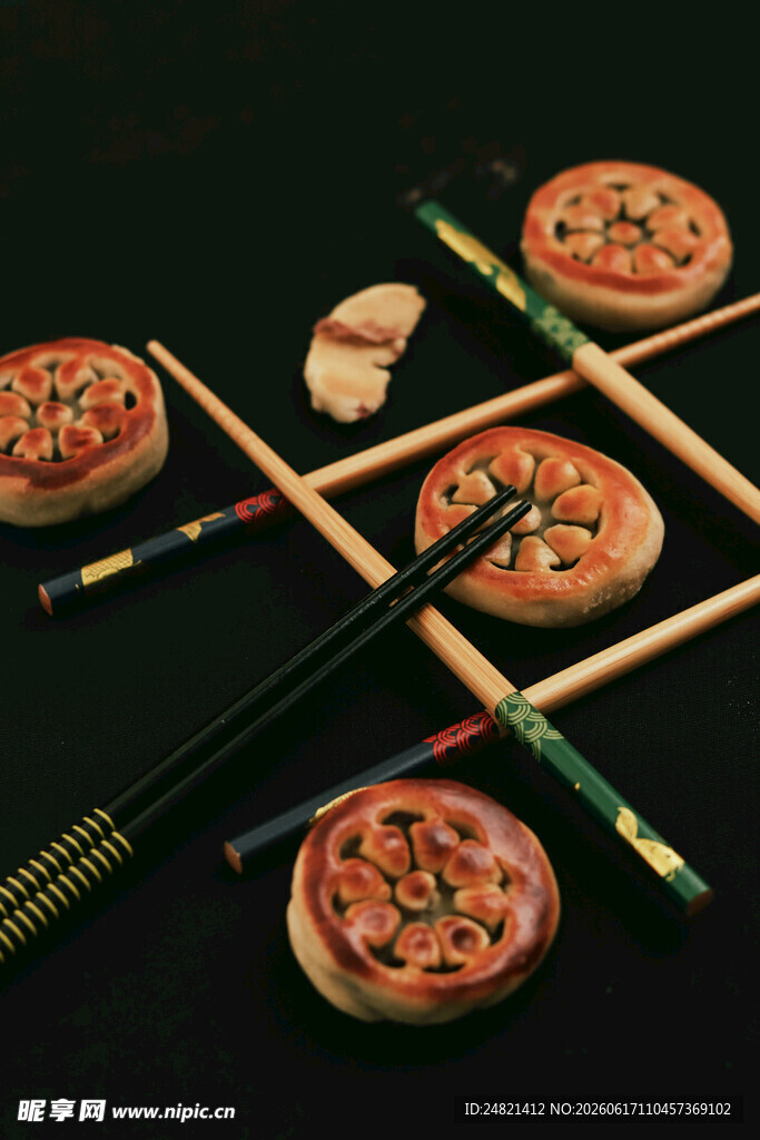 中式糕点与餐具的雅致组合