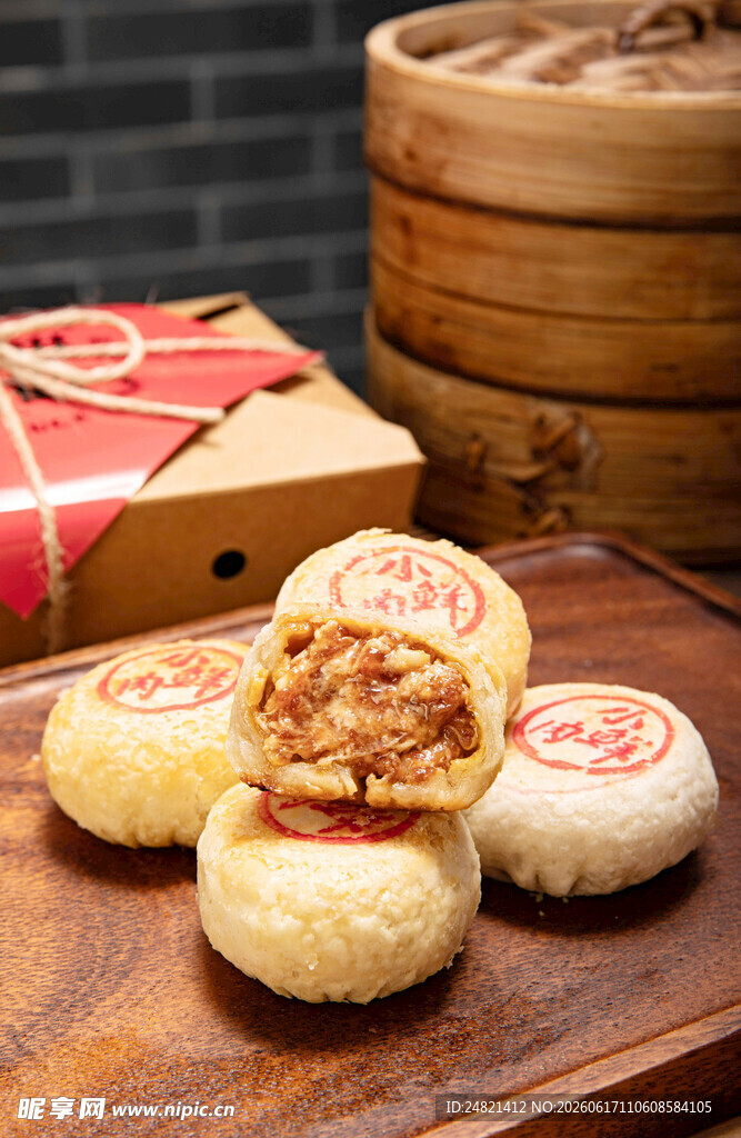 传统美味月饼摆放在木盘上