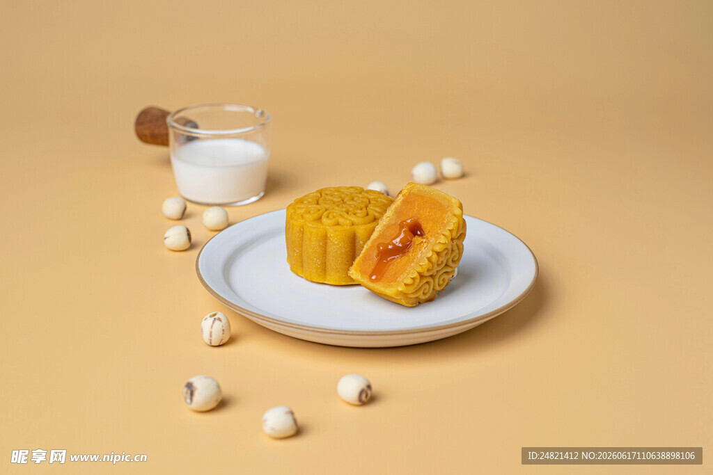 美味夹心蛋糕配牛奶