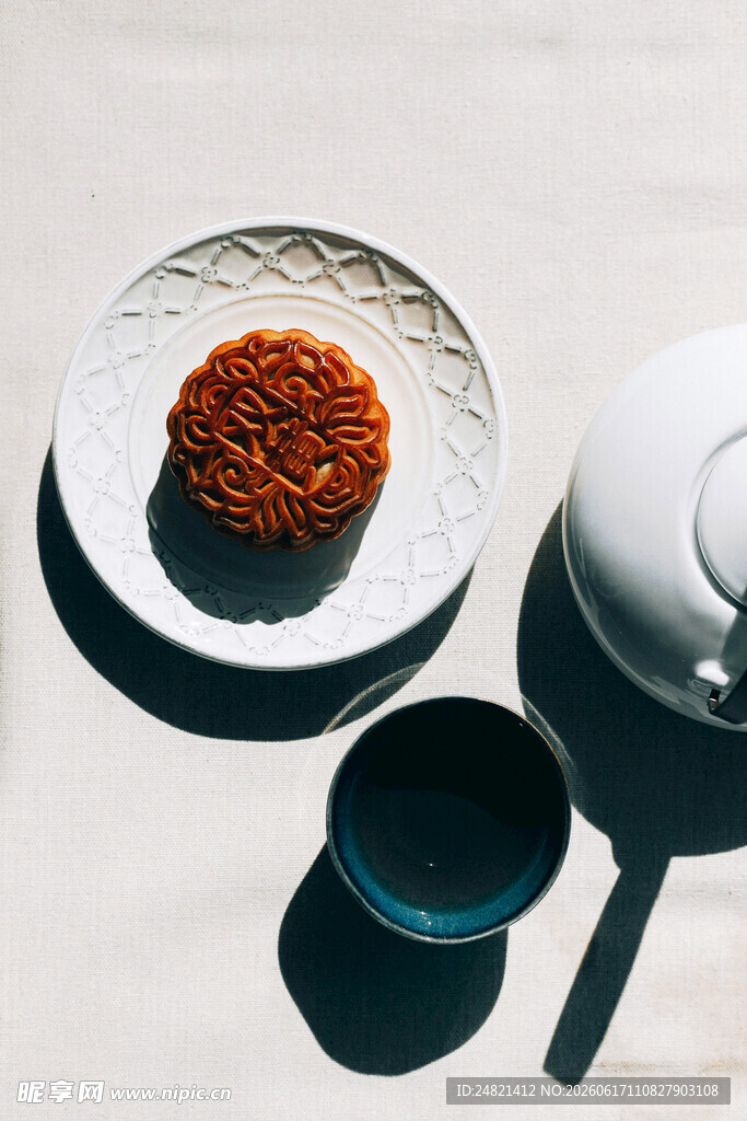 中式茶点与茶具组合