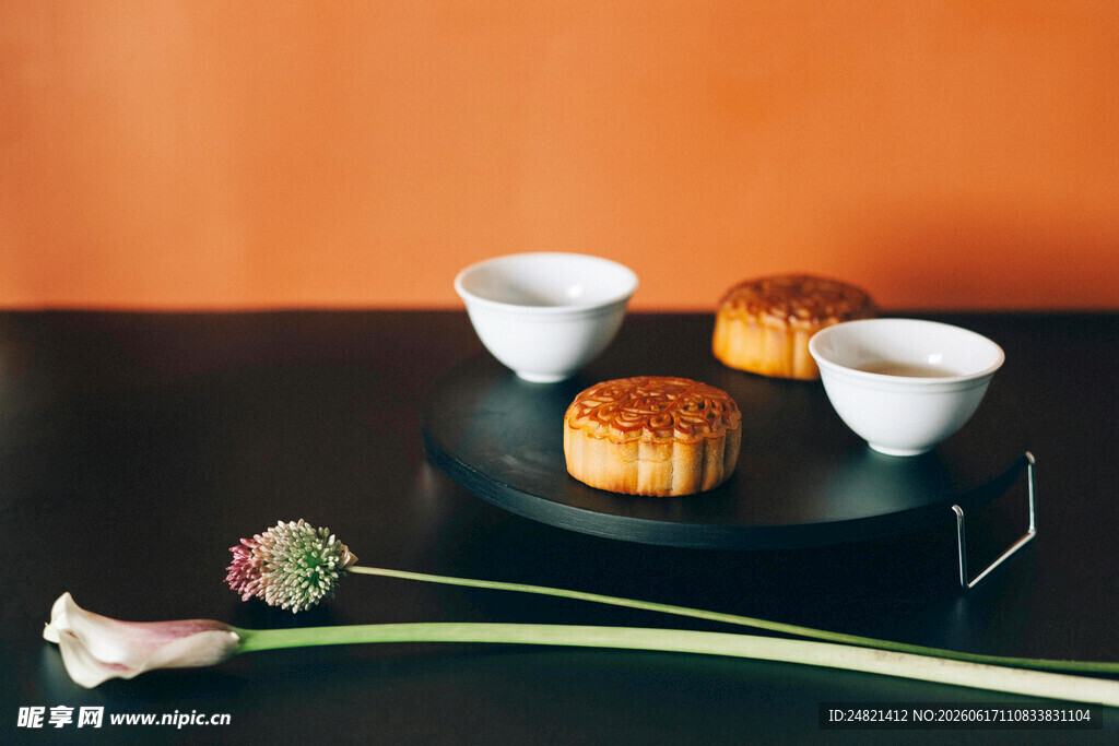 中式茶点与雅致插花