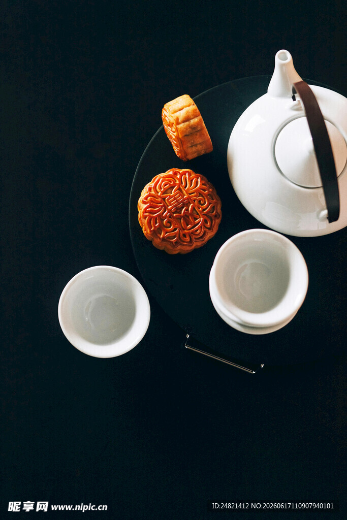 中式茶具与点心组合