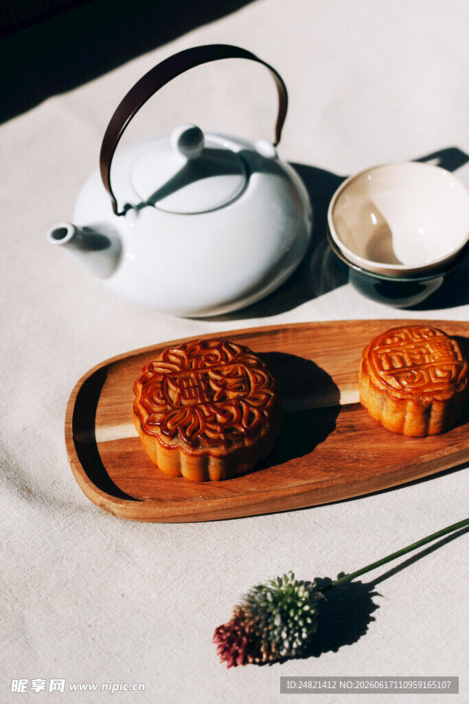 中式茶点与茶具雅致组合