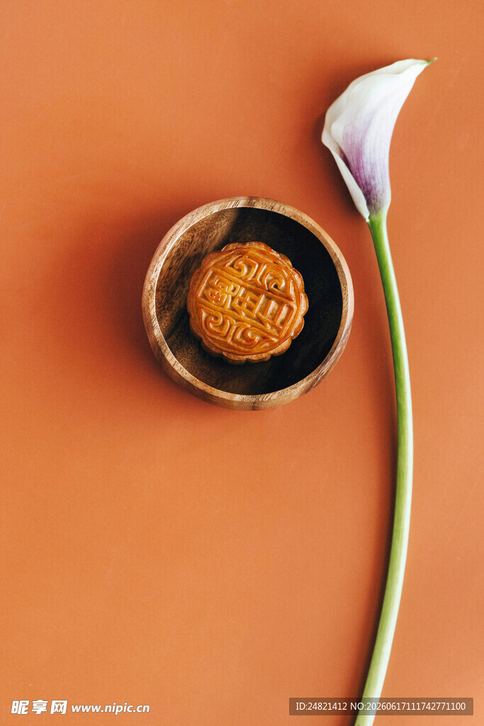 橙底上的月饼与雅致花朵