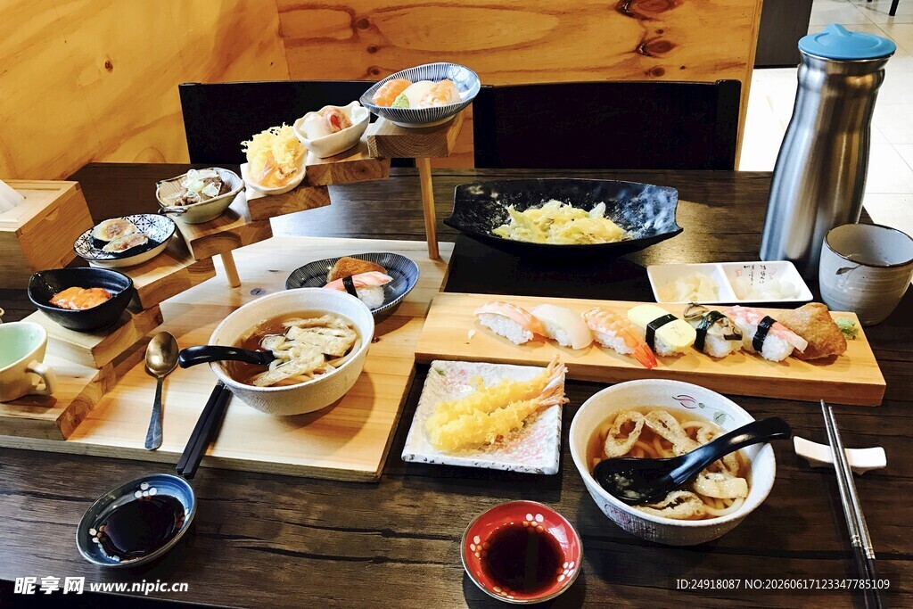 丰盛日式料理摆拍西餐美食图片