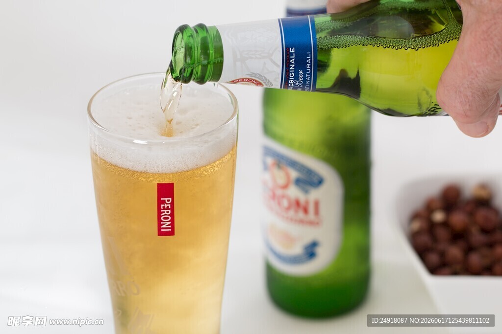啤酒倒入杯中瞬间