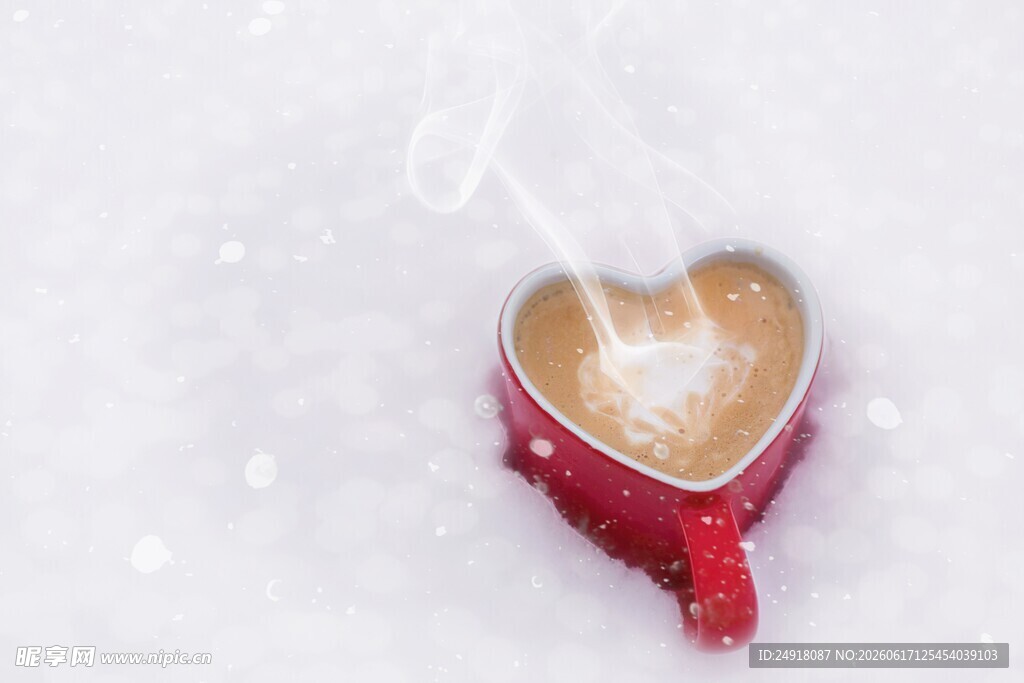 雪地中的心形热饮咖啡杯