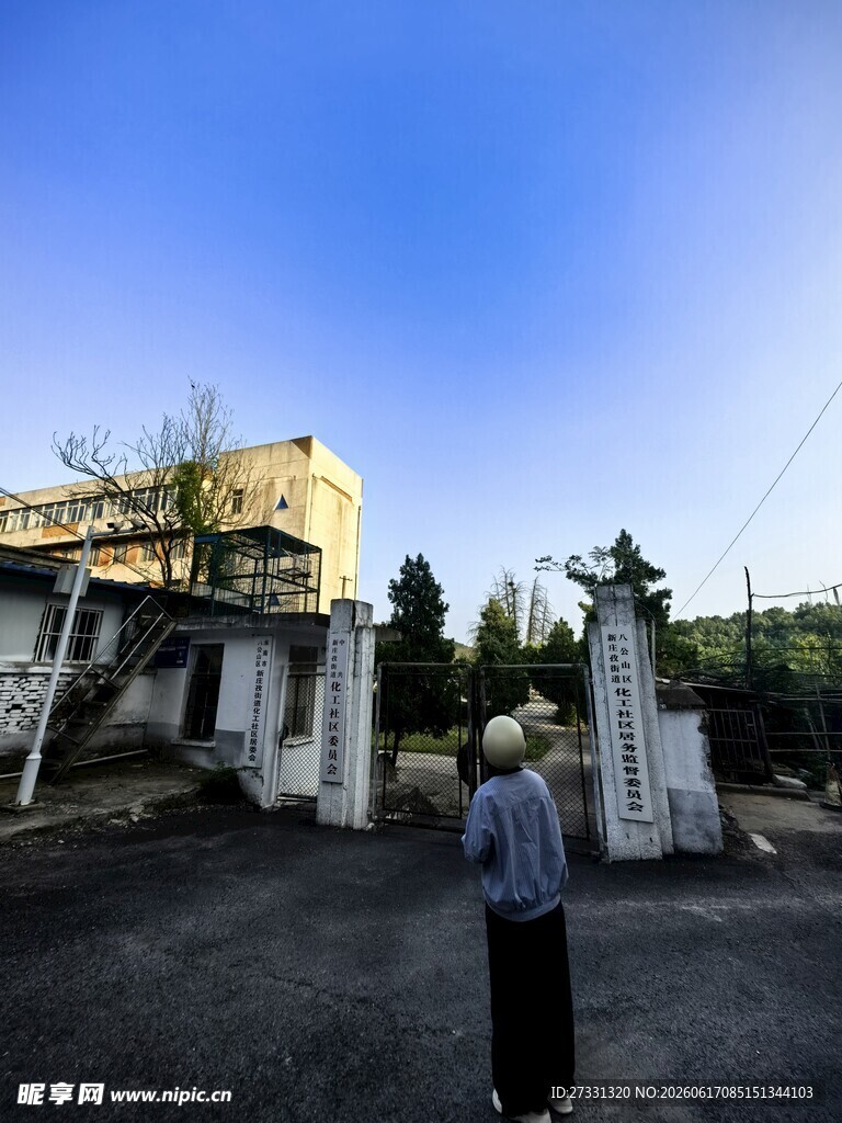 男子立于古老建筑遗迹前