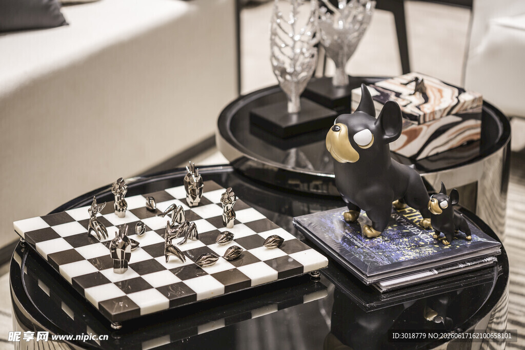 精致棋盘与摆件组合