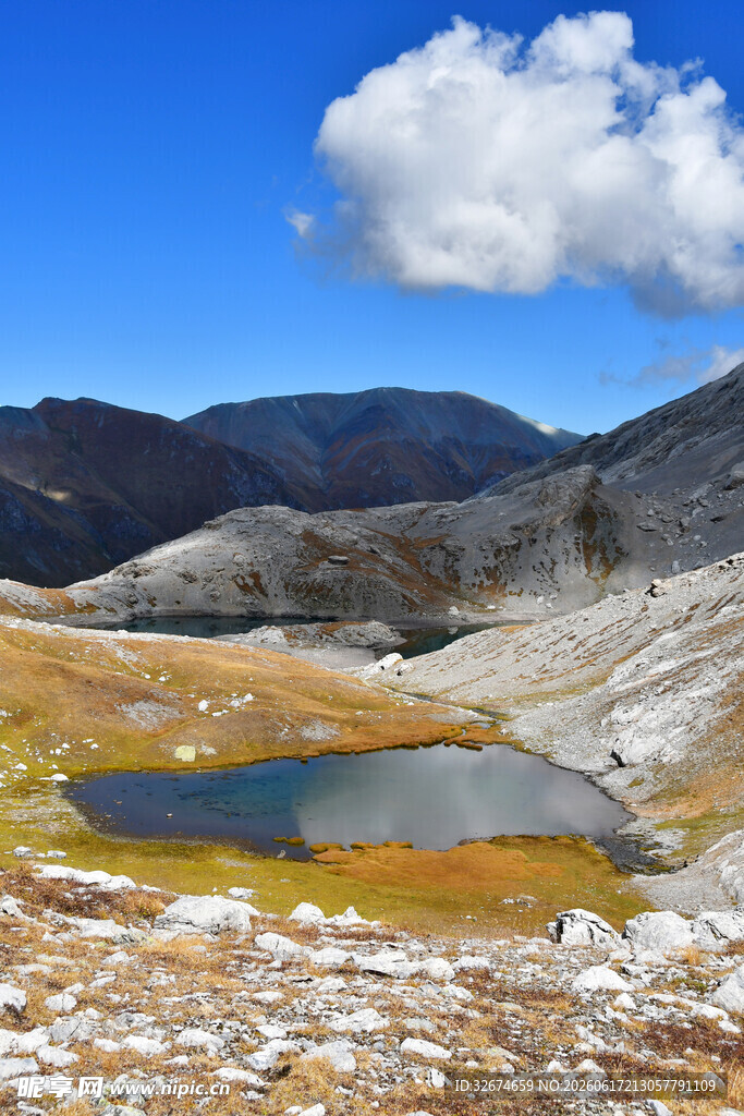 高山间的静谧湖泊