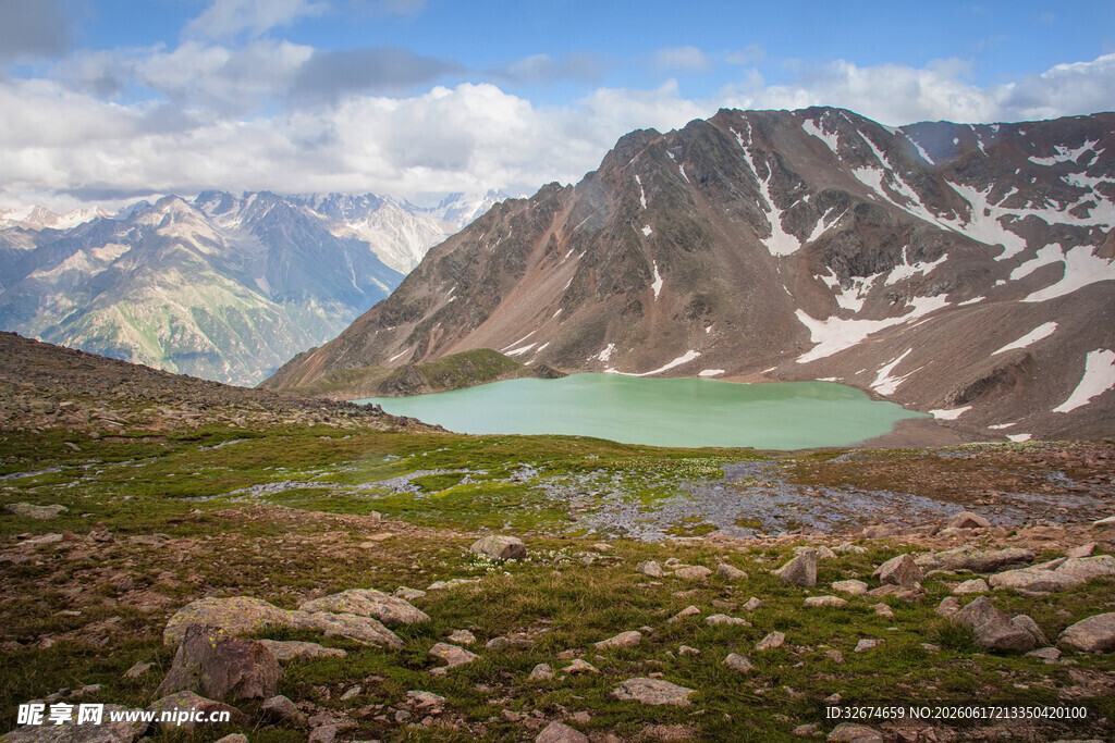 高山湖畔美景如画