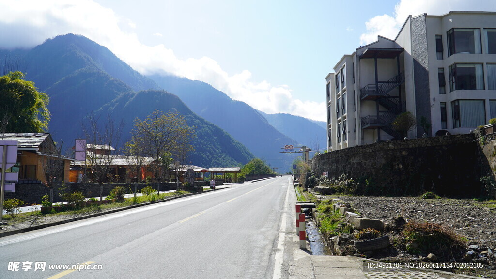 山间公路旁的现代建筑