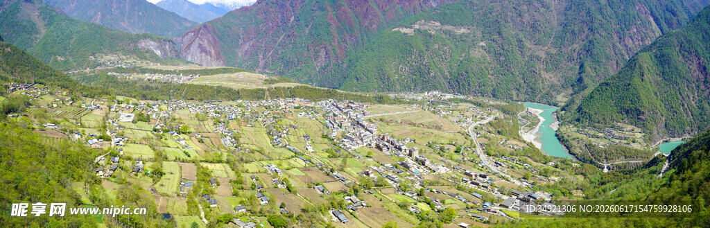 丙中洛镇山谷中的村庄景观