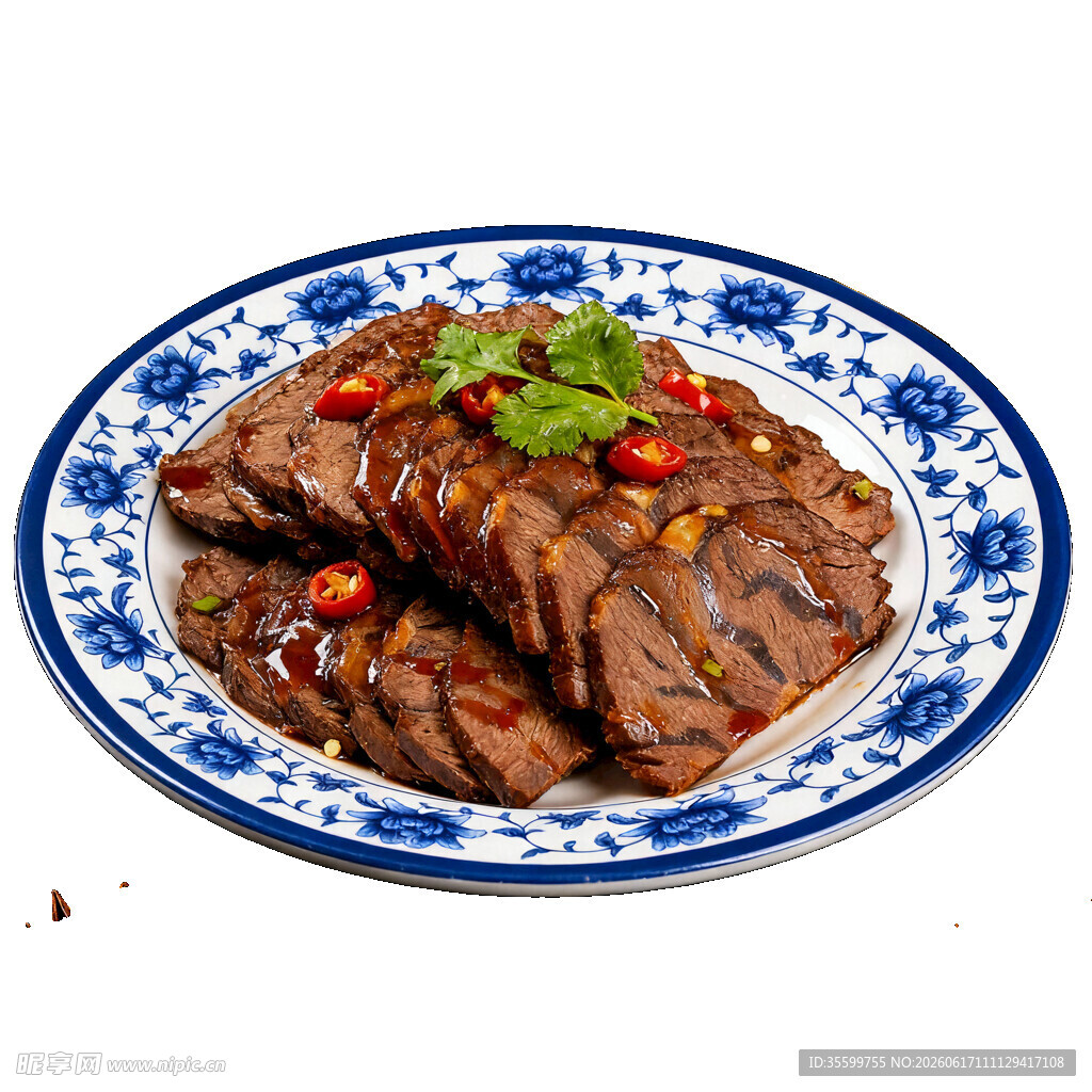 蓝白瓷盘装的美味酱牛肉