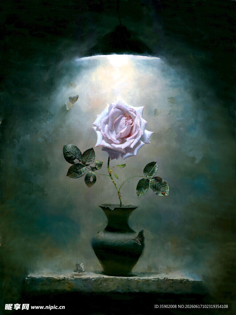花瓶中绽放的梦幻粉玫瑰