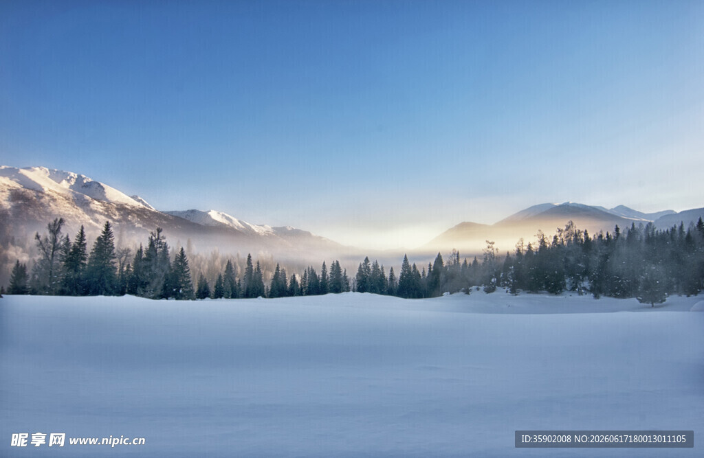 冬日雪景中的山林与雪山