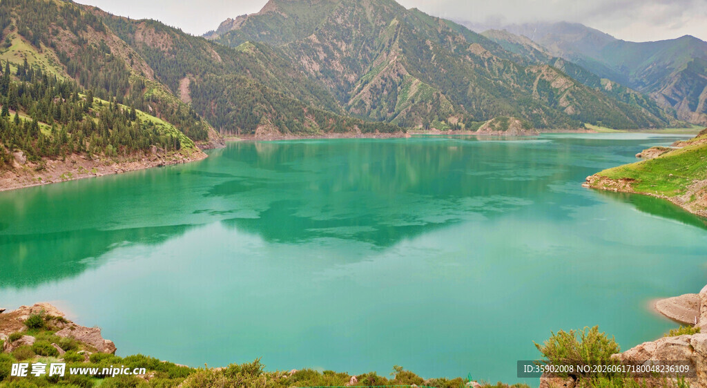 高山碧湖美景
