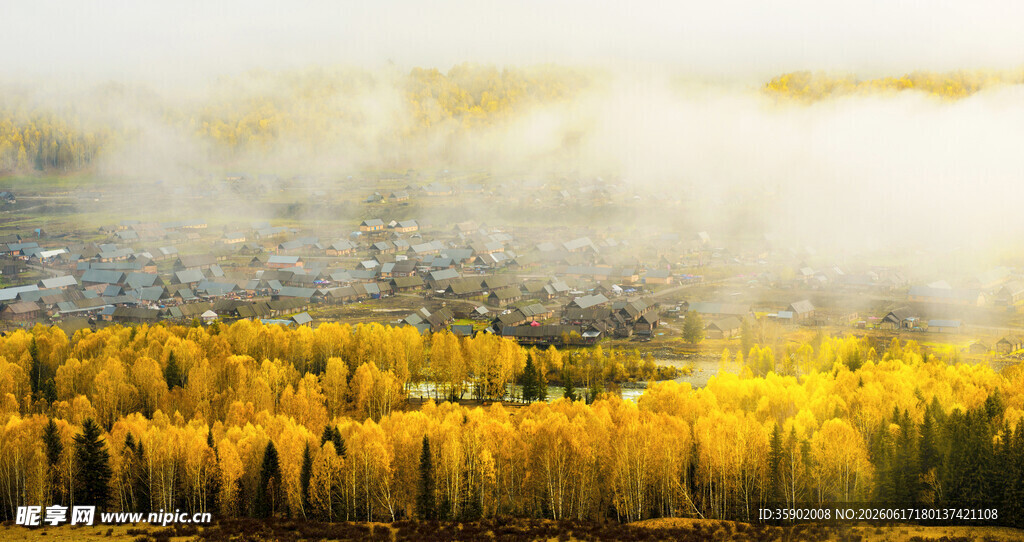 秋日山林云雾缭绕美景