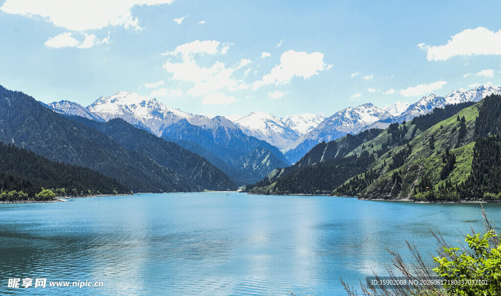 宁静秀丽的高山湖泊风光