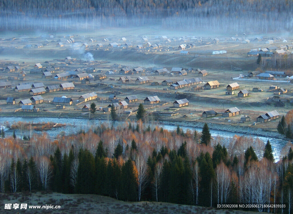 山间村落晨景
