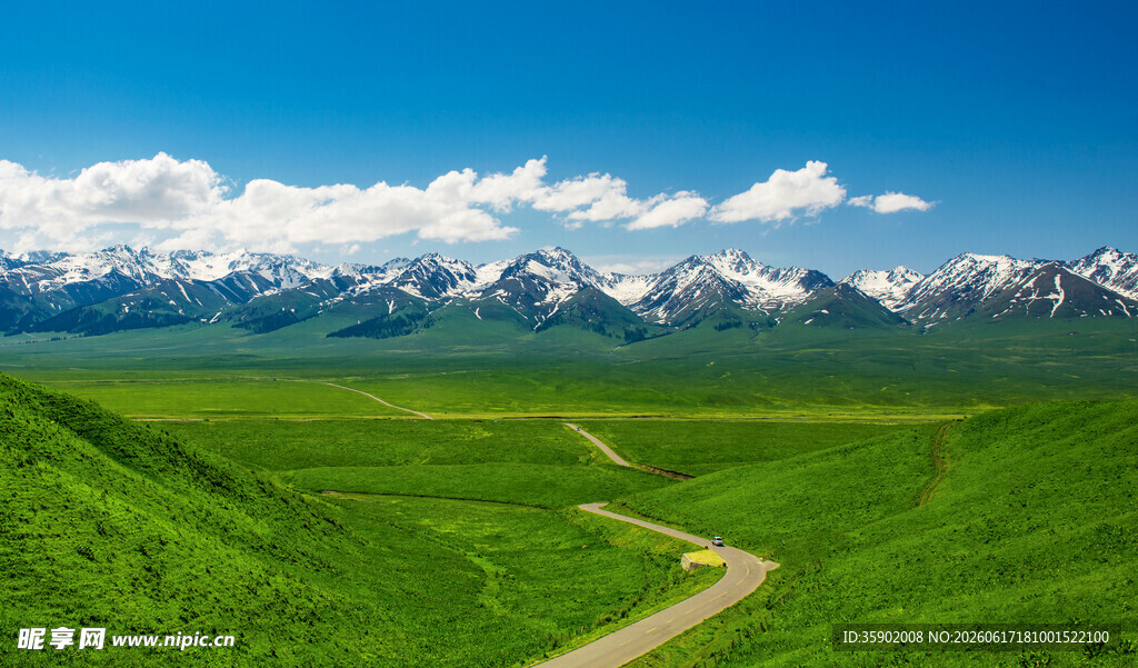 草原上蜿蜒小路与雪山