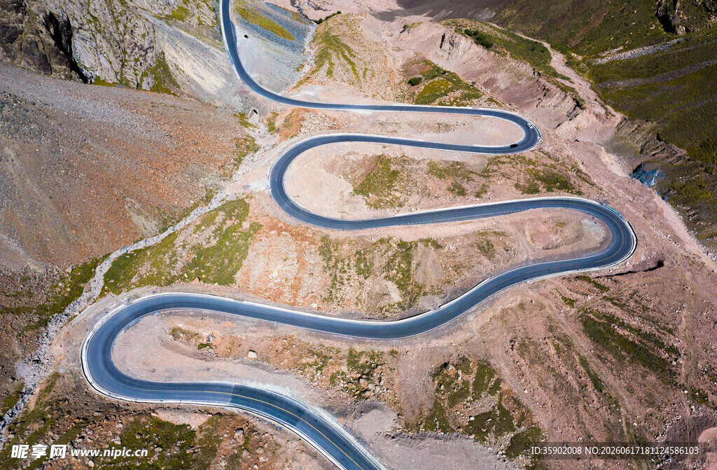 蜿蜒山间公路航拍景象