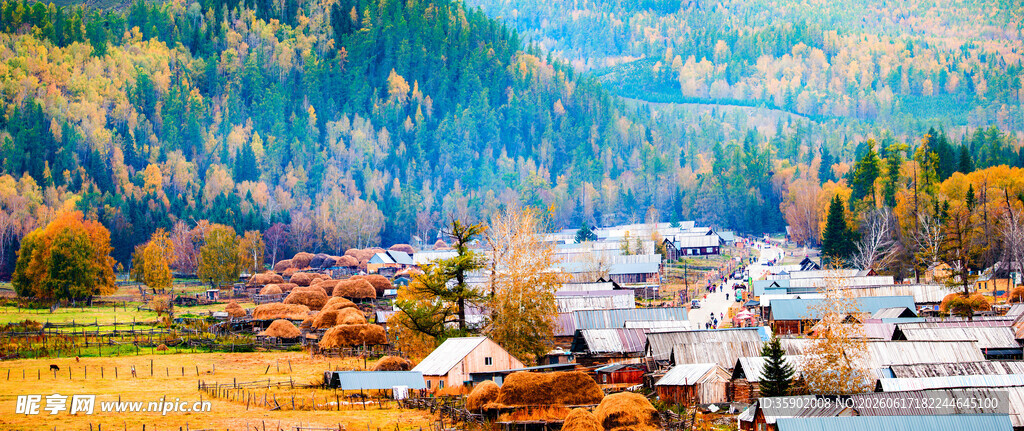 秋日山间村落美景