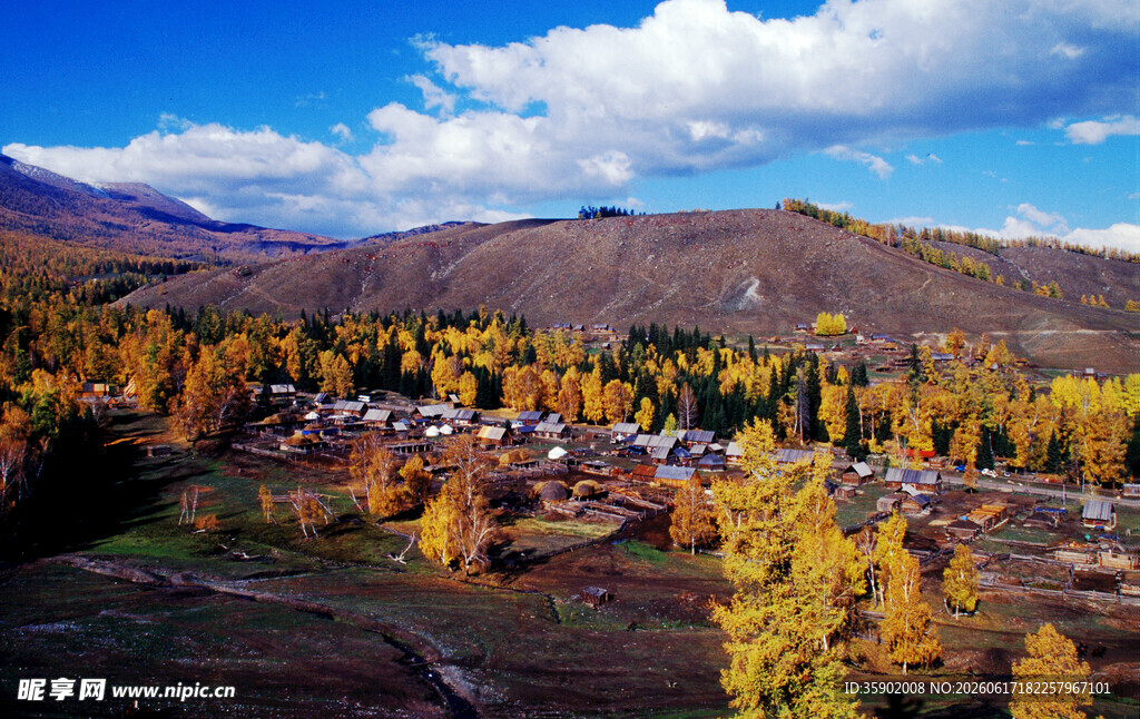 秋日山间村落美景